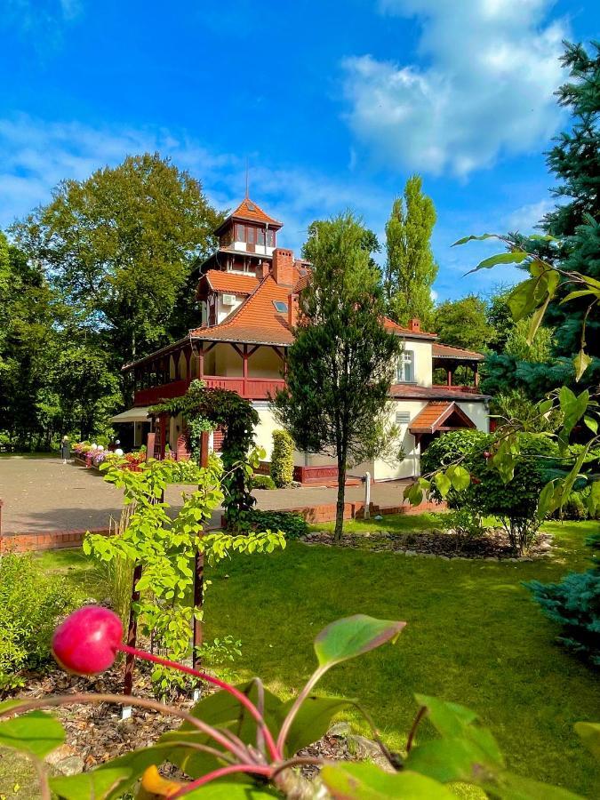 Straszny Dwor Hotel Chodziez Exterior photo